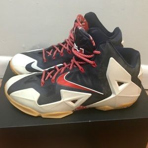 😱 Lebron XI Independence Day